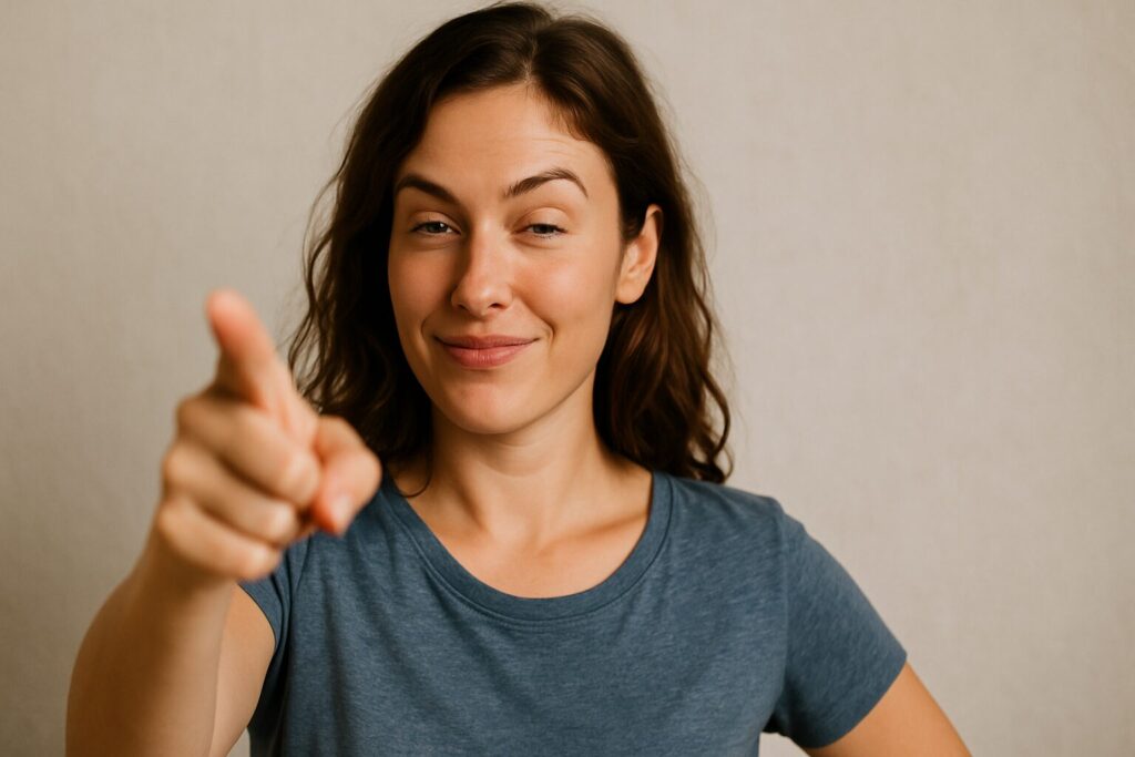 こちらに人差し指を向けるドヤ顔の女性