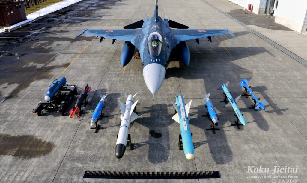 駐機中の戦闘機と各種ミサイル