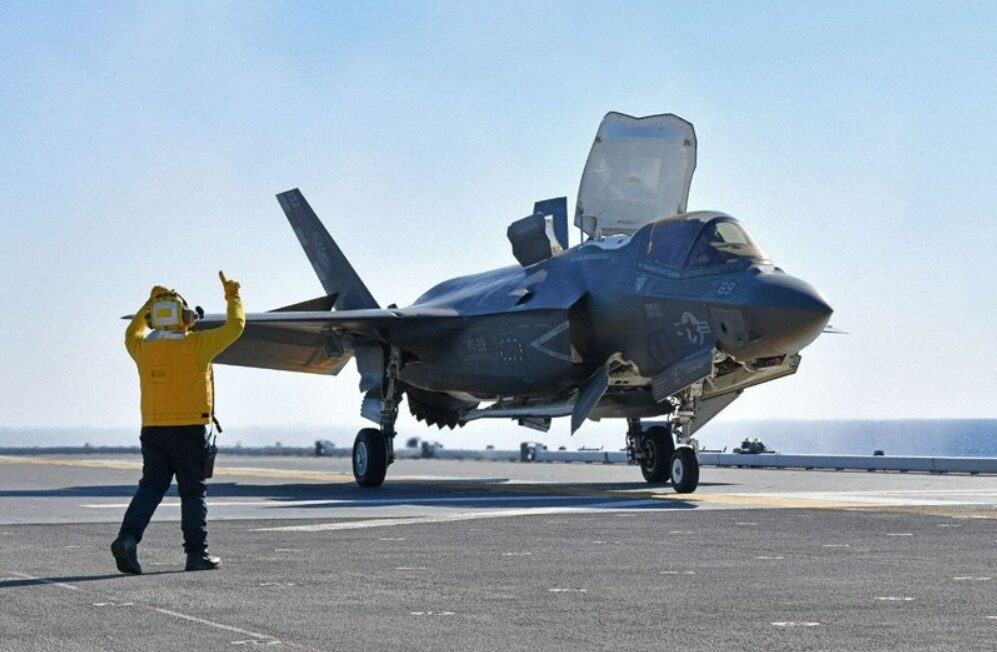 航空母艦に着艦した第5世代戦闘機