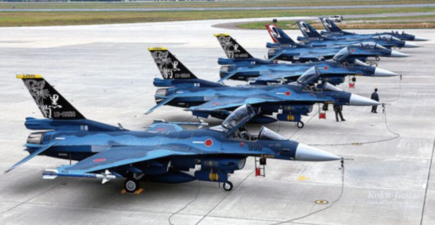 整列した自衛隊戦闘機