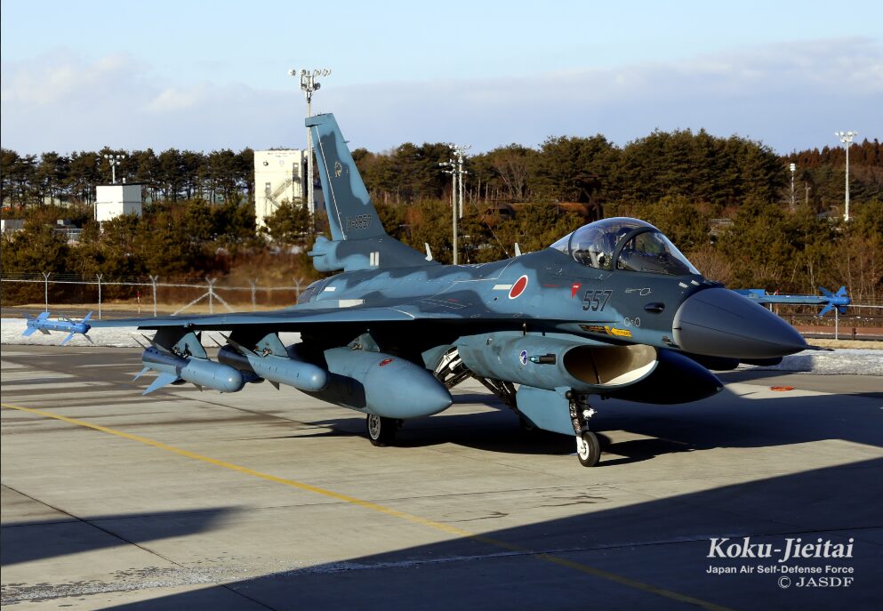 フル装備で駐機中の自衛隊戦闘機