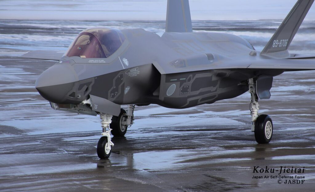 濡れた滑走路に駐機中の戦闘機