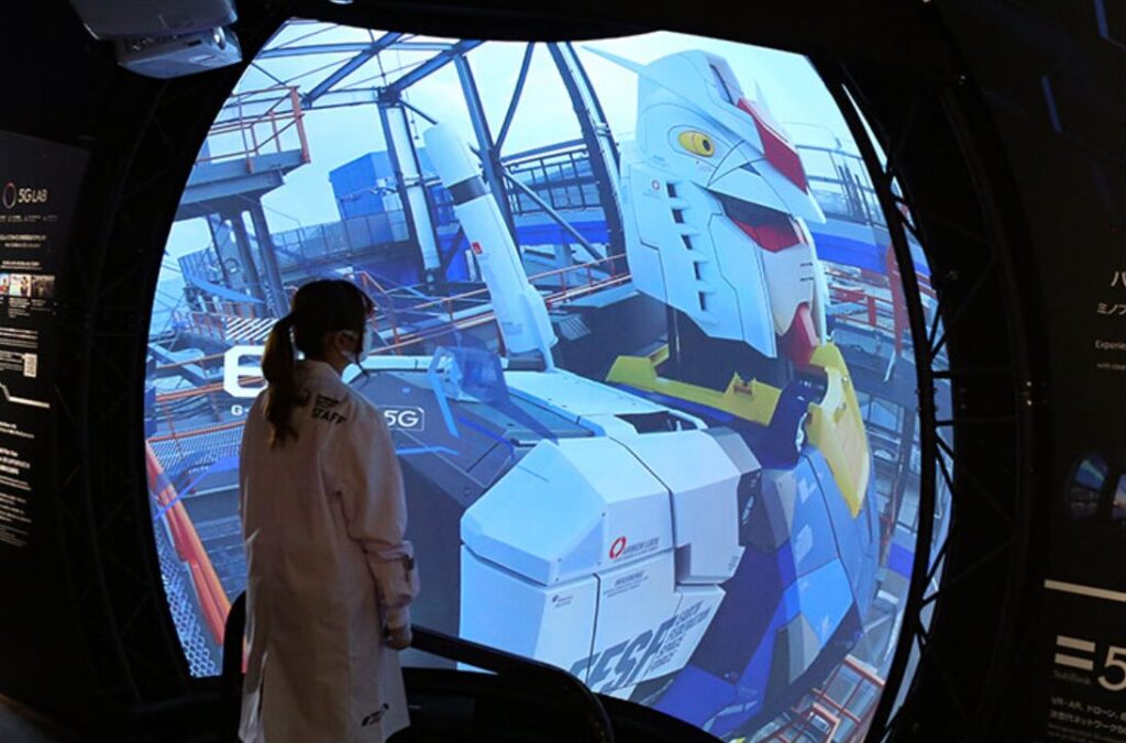 ロボットアニメのVR体験をする女性