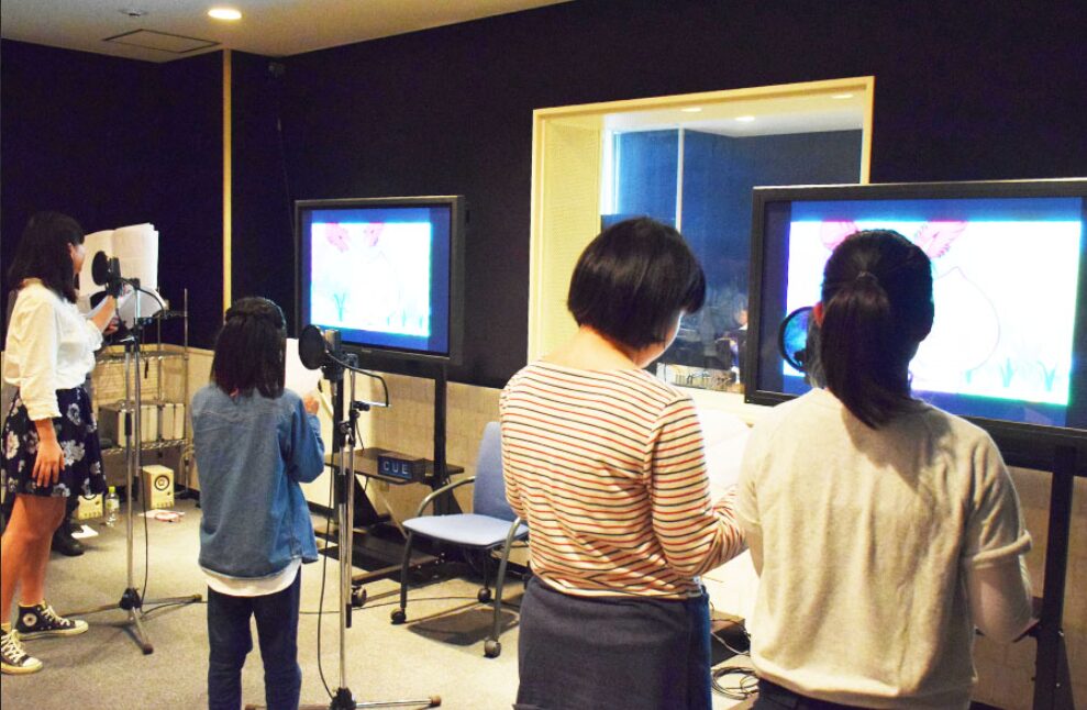 アフレコスタジオで声優体験をする女の子たち