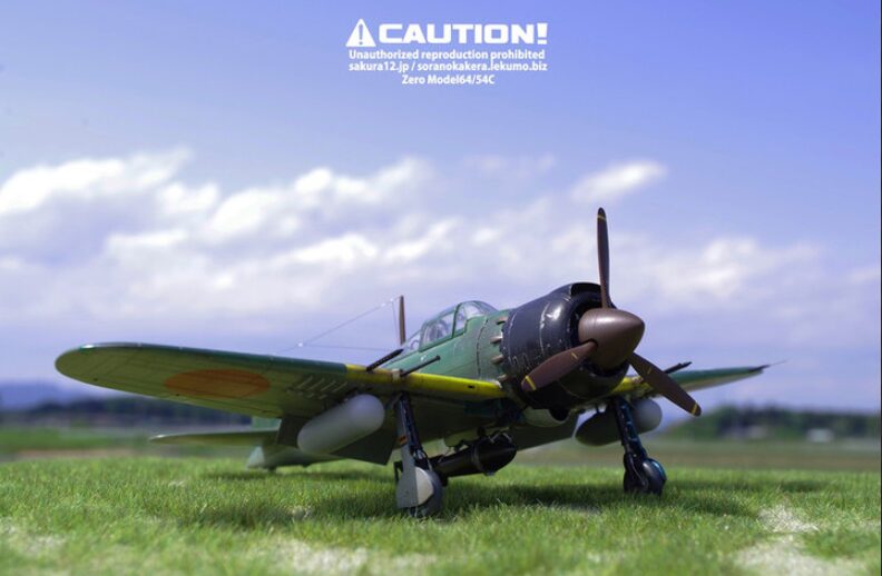 草地に駐機中の模型レシプロ戦闘機