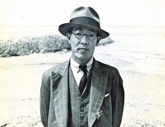 背広姿の男性のモノクロ写真