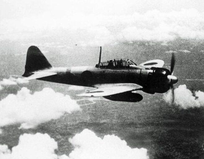 雲間を飛行するレシプロ戦闘機