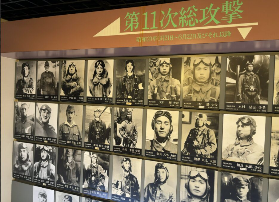 特攻平和会館に展示されている特攻隊員たちの写真