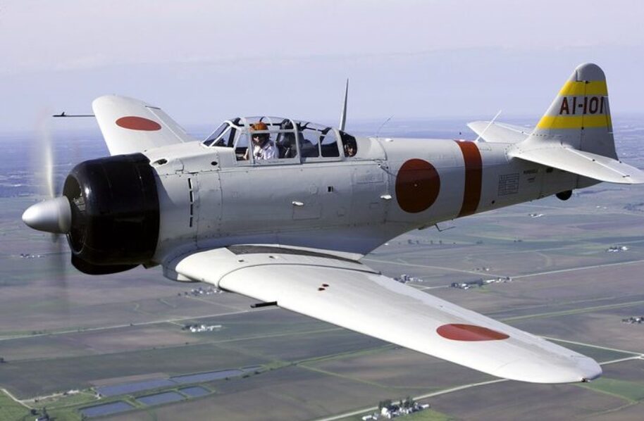 穀倉地帯上空を飛行するレシプロ戦闘機