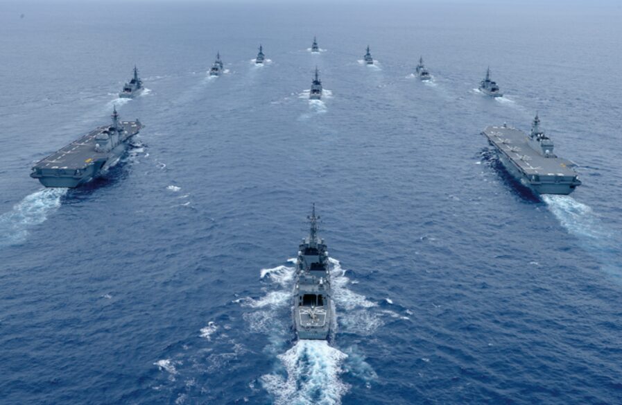 海上を進む自衛隊の艦隊