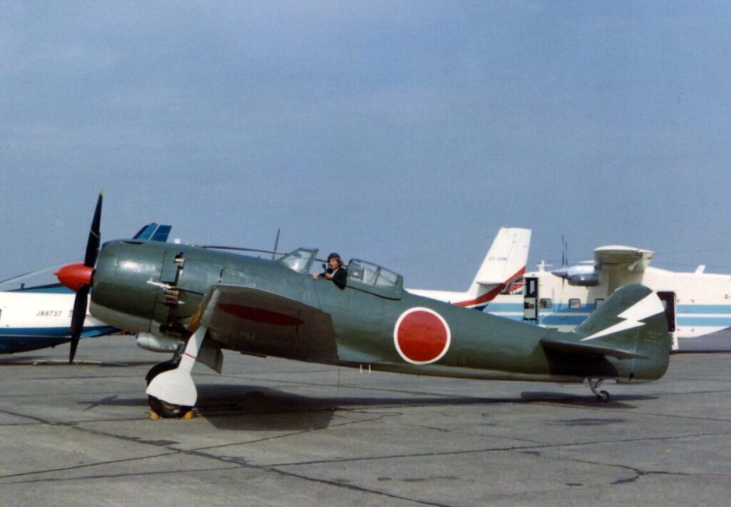駐機中のレシプロ戦闘機