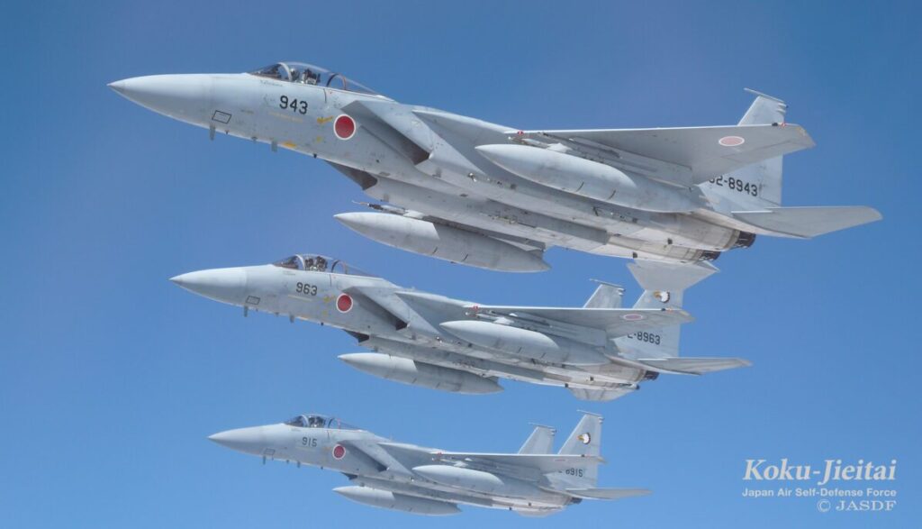 3機編隊で飛行中の戦闘機