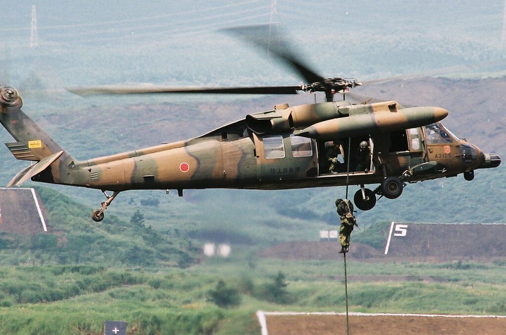 降下訓練中の自衛隊ヘリコプター