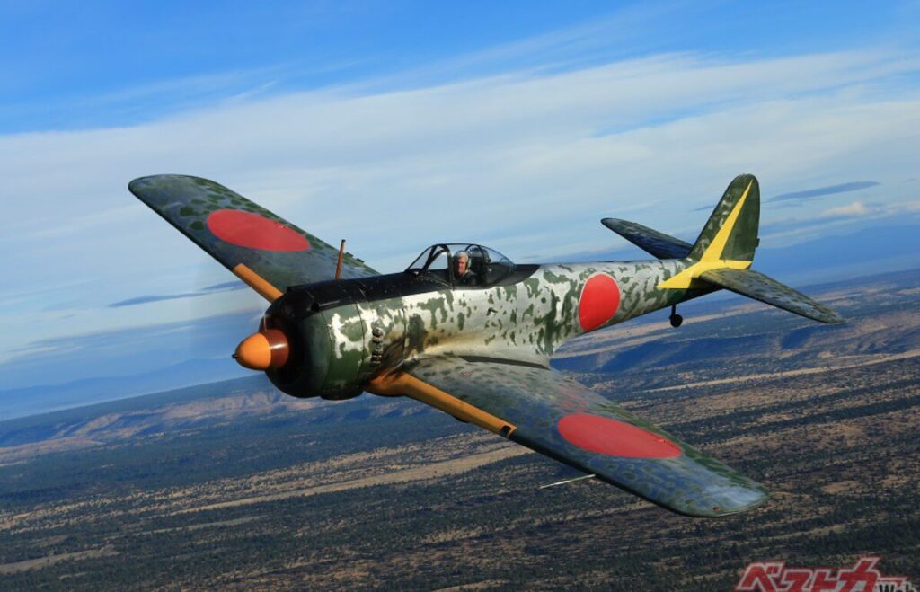 飛行中のレシプロ戦闘機