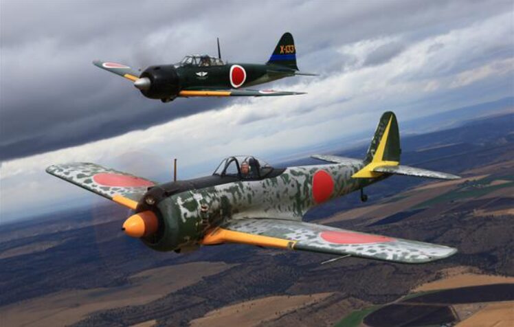 2機編隊で飛行中のレシプロ戦闘機