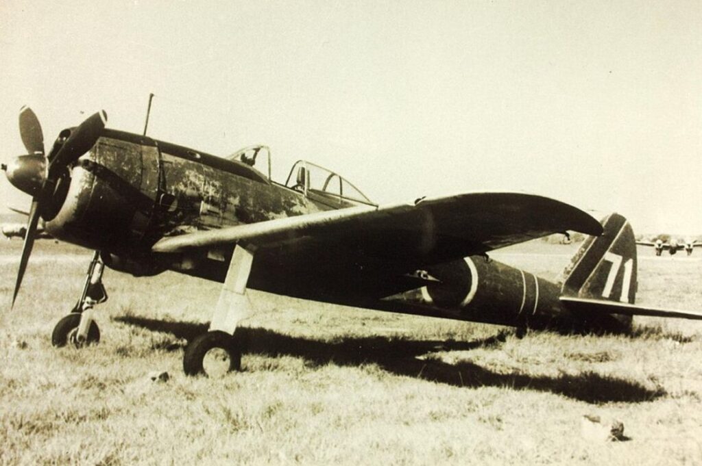 駐機中の旧日本軍レシプロ戦闘機