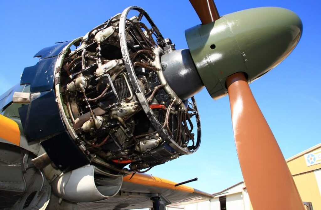 カウルを外したレシプロ戦闘機のエンジン部分