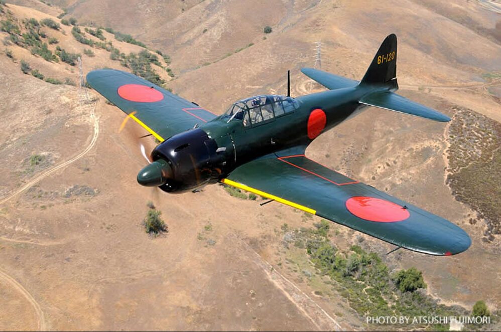 荒野の上空を飛行するレシプロ戦闘機