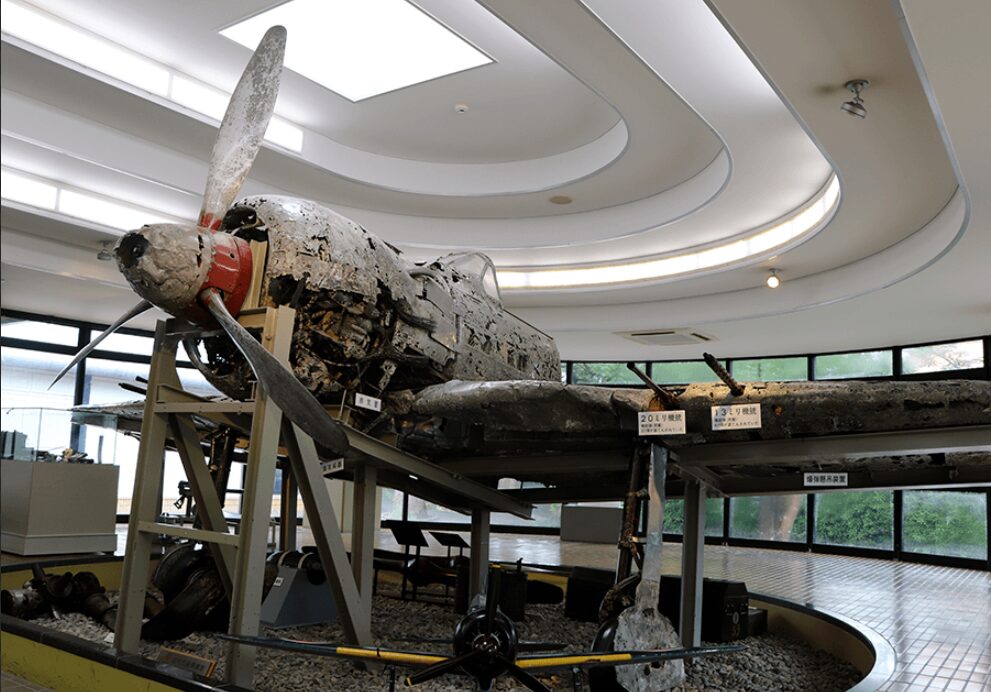 展示中のレシプロ戦闘機の残骸
