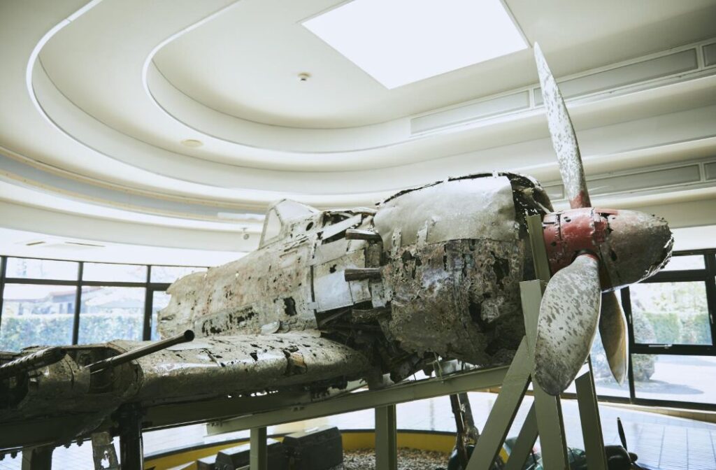 展示中のレシプロ戦闘機の残骸