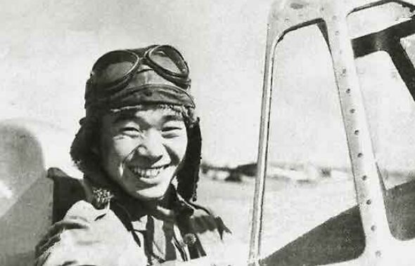 レシプロ戦闘機のコクピットから微笑むパイロット
