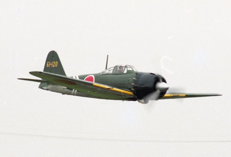 飛行中のレシプロ戦闘機