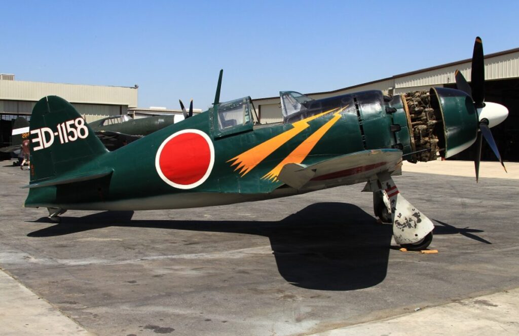 駐機・整備中のレシプロ戦闘機