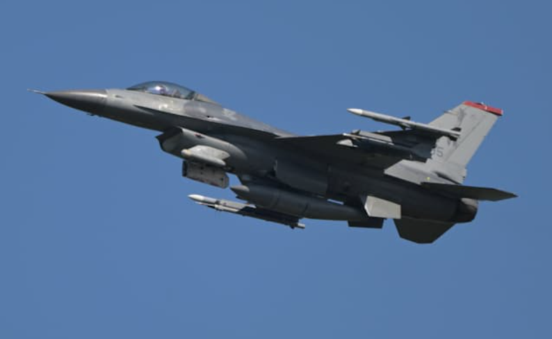 飛行中の戦闘機