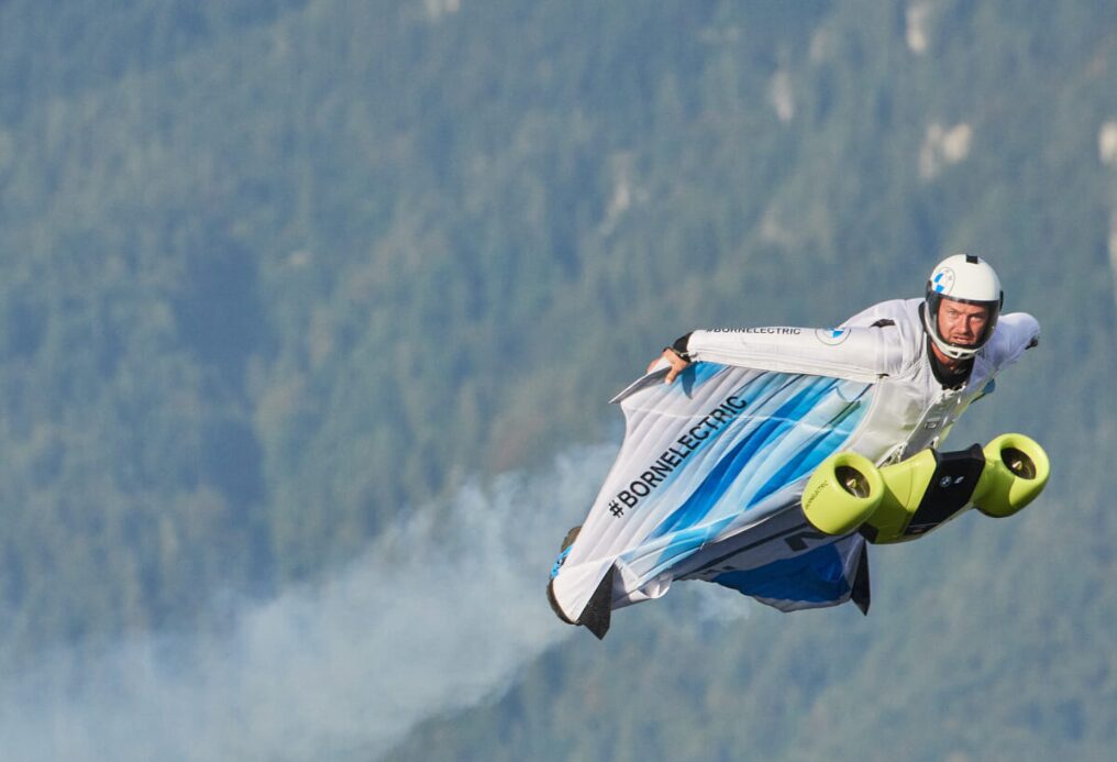 電動ドライブシステム付きのウィングスーツで高速飛行するダイバー