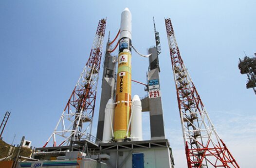打ち上げ準備中のロケット