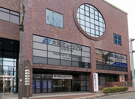 博物館ビルの正面入口