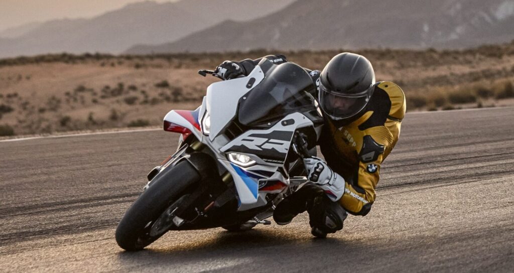 大型バイクでコーナリング中のレーサー