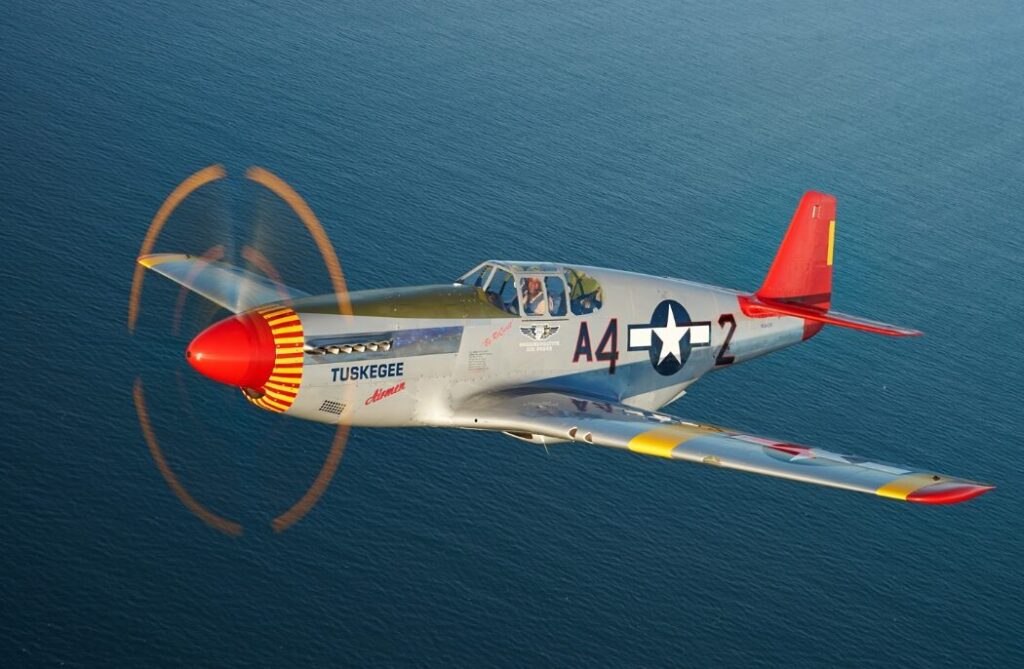海上を飛行中のレシプロ戦闘機