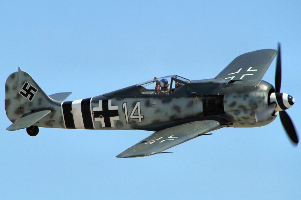 飛行中のレシプロ戦闘機