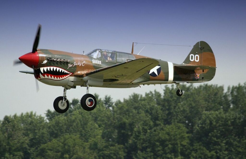 飛行中のレシプロ戦闘機