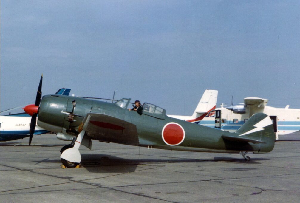 駐機中のレシプロ戦闘機