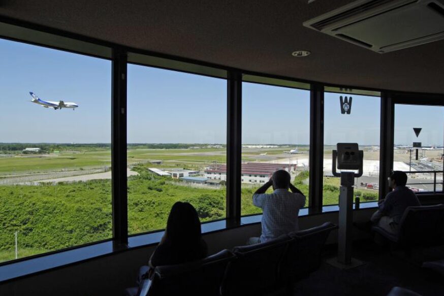 展望デッキから航空機を観察する