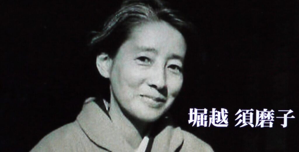 笑顔の女性のモノクロ写真