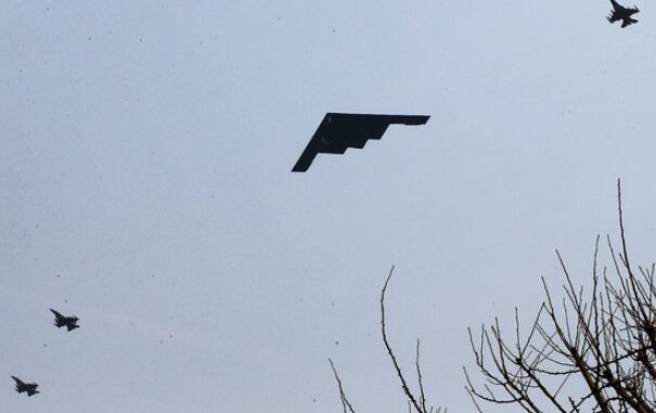 上空を通過するステルス爆撃機