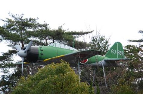 墓地に設置されたレシプロ戦闘機のレプリカ
