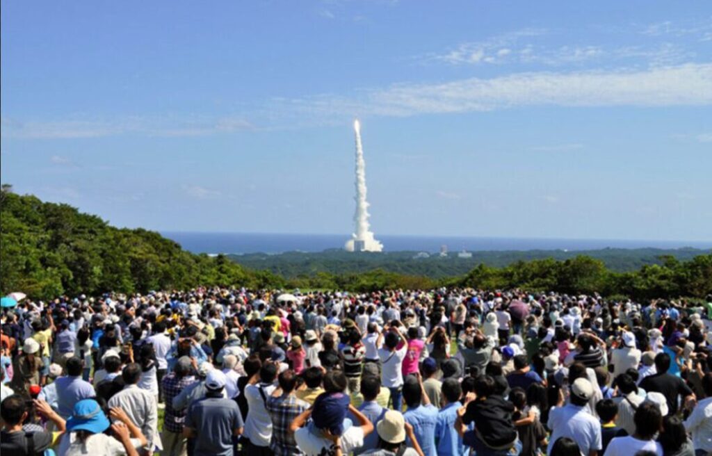 ロケットの打ち上げを見学する大勢の観客