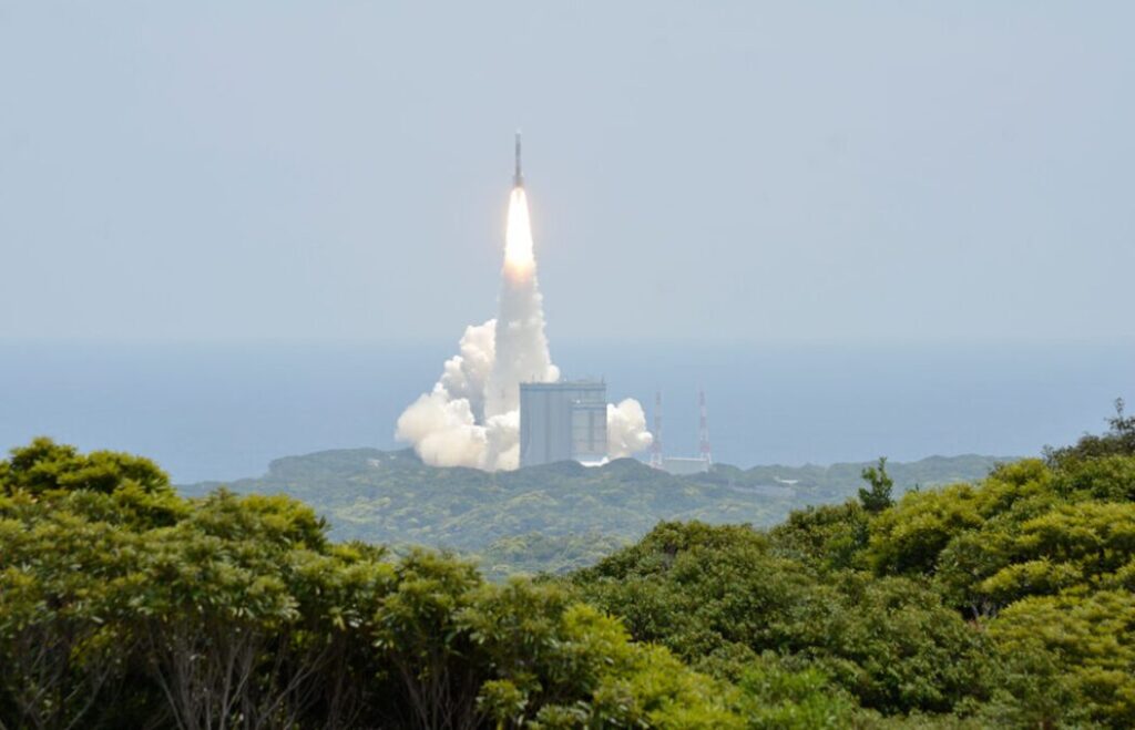 山あいから見るロケットの打ち上げ