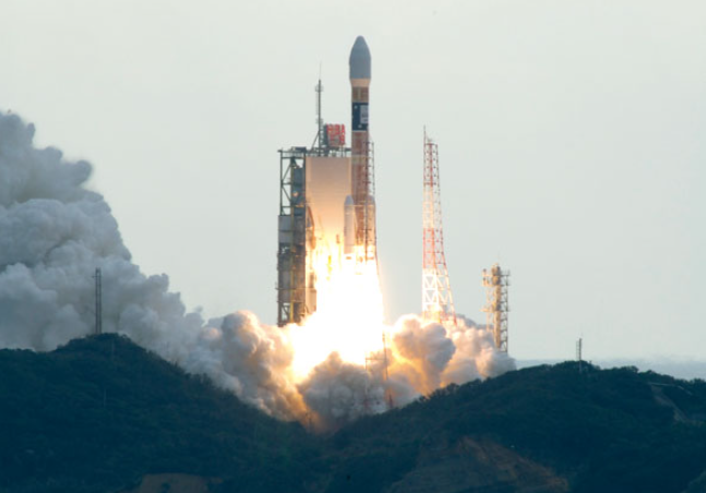 点火されて上昇するロケット発射の瞬間