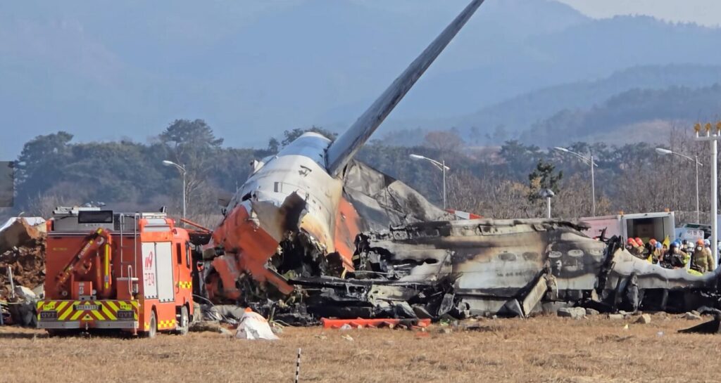 着陸に失敗、衝突炎上した事故機の残骸