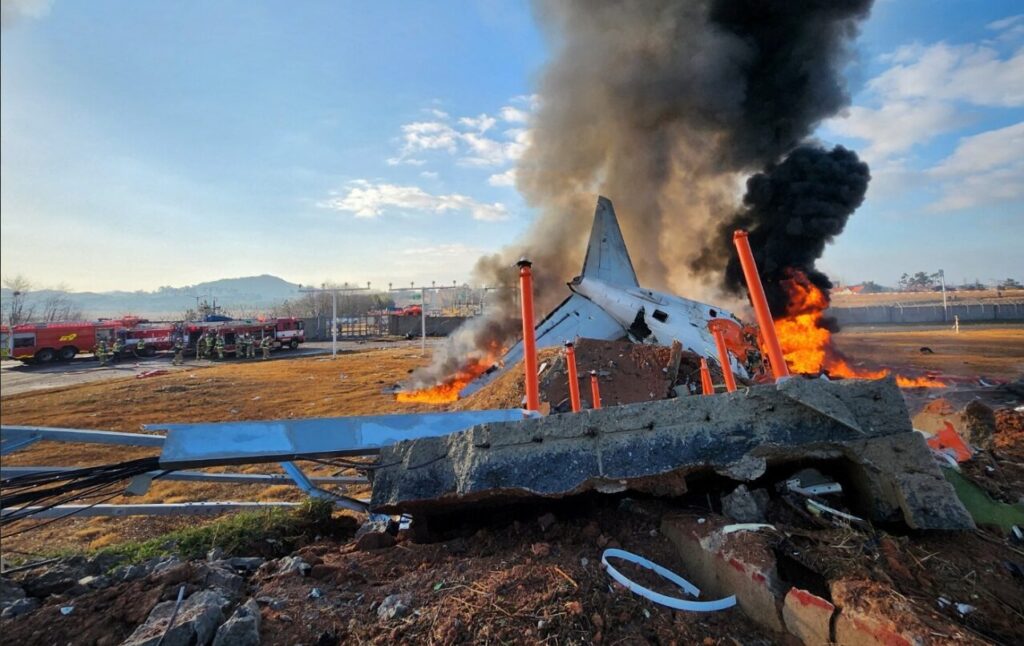 着陸事故で炎上する旅客機