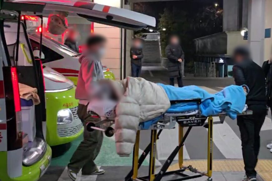 航空事故の機体から救助されて搬送される生存者