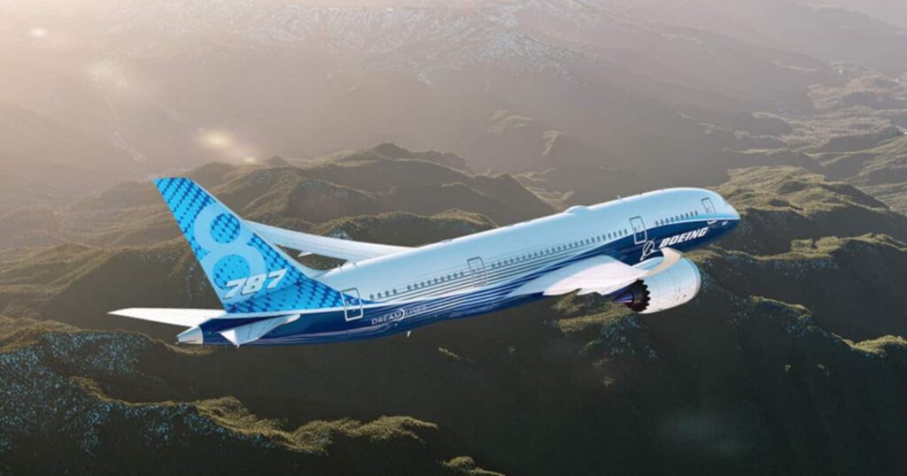 山岳地帯上空を飛行する旅客機