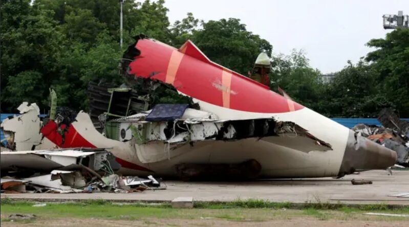 墜落した旅客機の一部