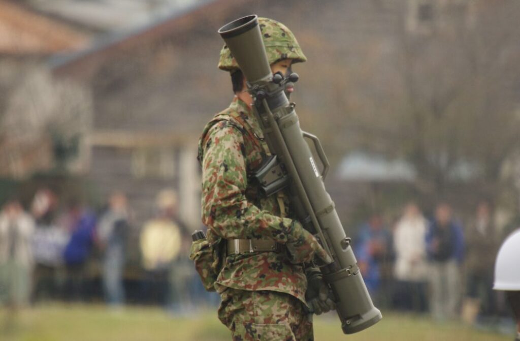 84mm無反動砲M2/(B)M3|カール・グスタフを携行する自衛隊員