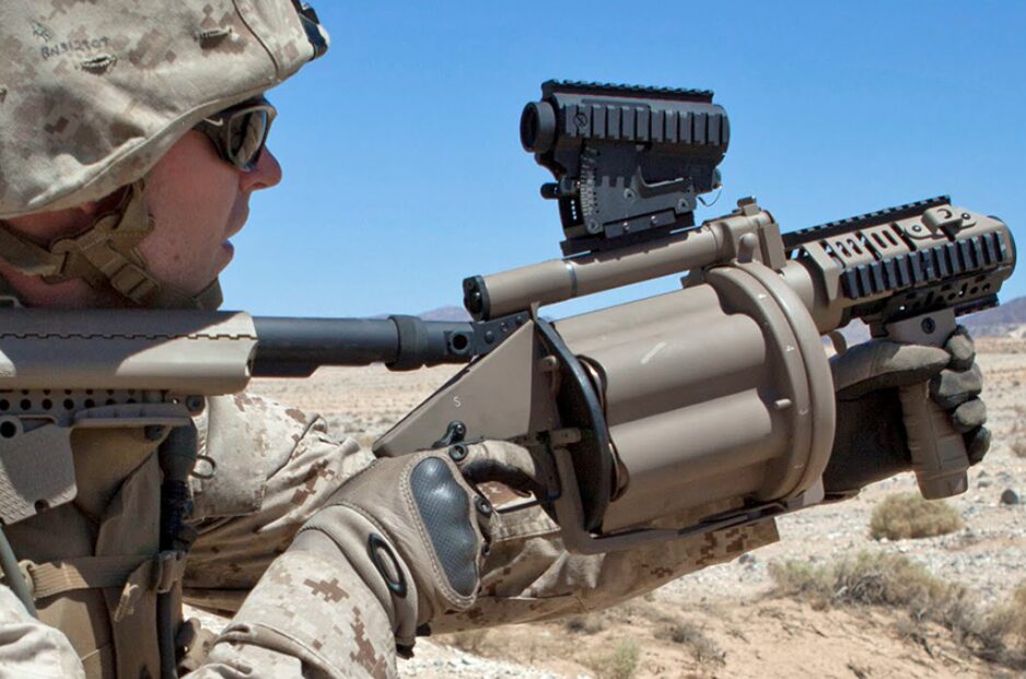 グレネードランチャーを構える兵士